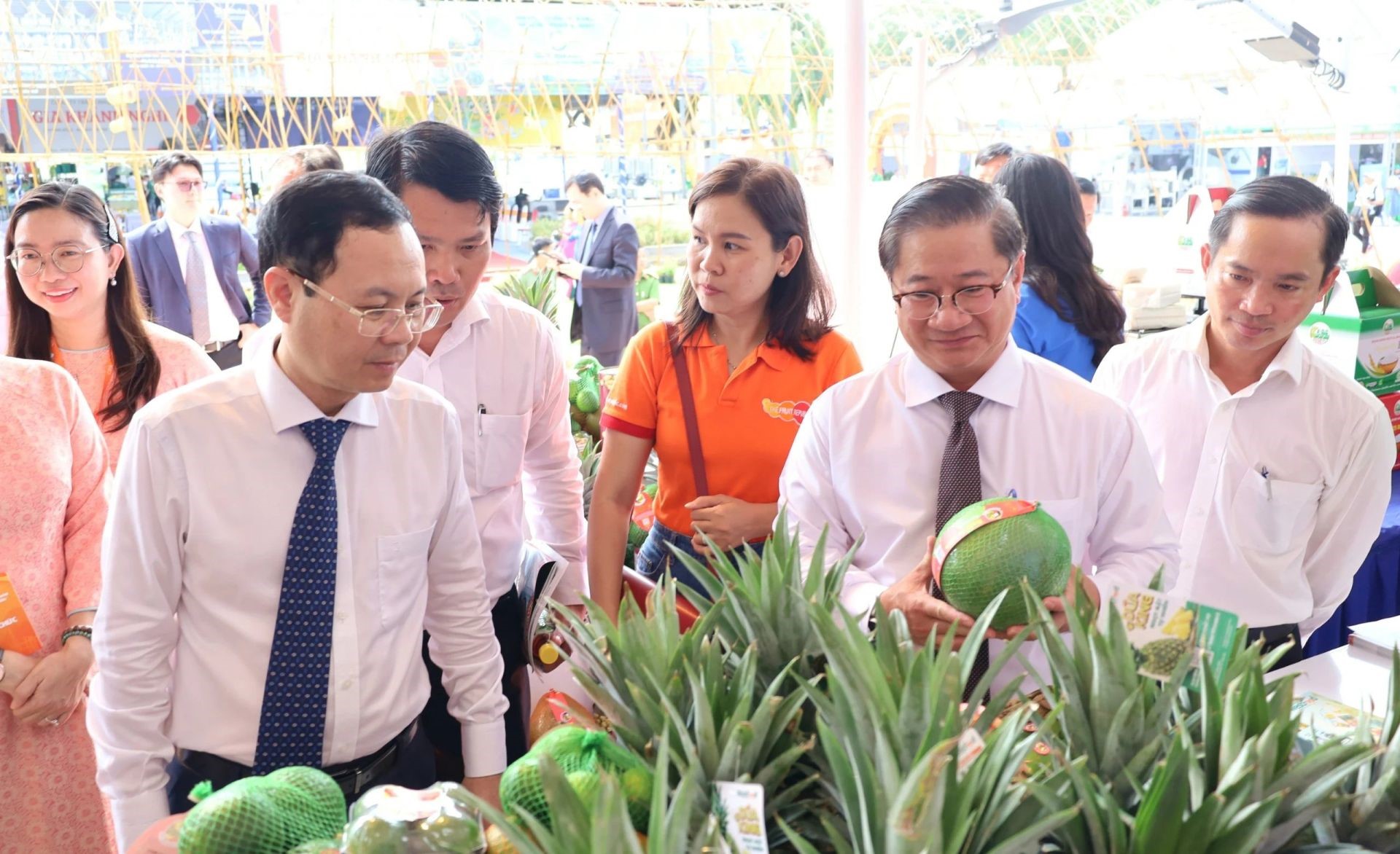 Mr. Nguyen Van Hieu - Alternate member of the Party Central Committee, Secretary of Can Tho City Party Committee, and Mr. Tran Viet Truong - Deputy Secretary of the City Party Committee, Chairman of the City People's Committee. Can Tho visit a booth displaying agricultural products?