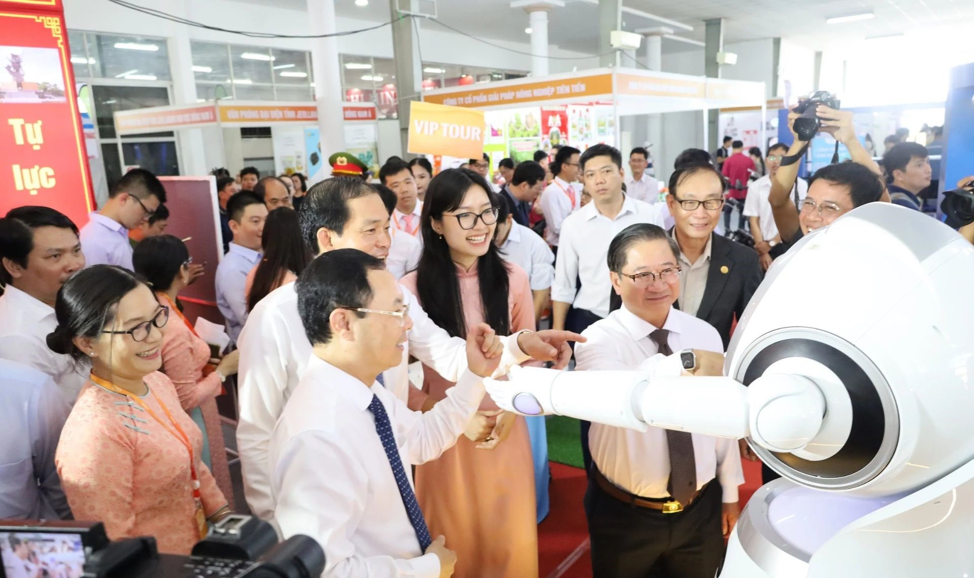 Mr. Nguyen Van Hieu - Alternate member of the Party Central Committee, Secretary of Can Tho City Party Committee, and Mr. Tran Viet Truong - Deputy Secretary of the City Party Committee, Chairman of the City People's Committee. Can Tho visit the technology product booth?