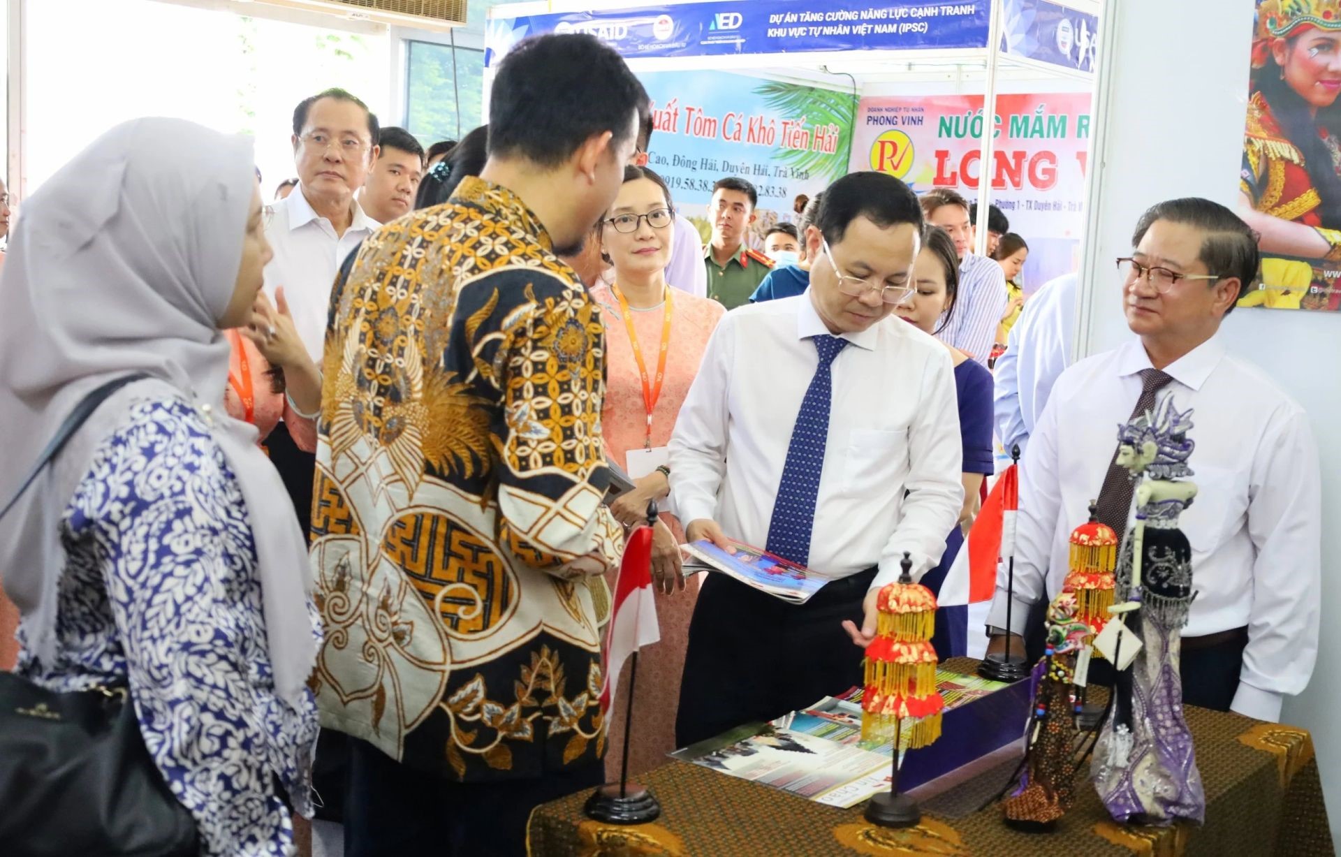 Mr. Nguyen Van Hieu - Alternate member of the Party Central Committee, Secretary of Can Tho City Party Committee, and Mr. Tran Viet Truong - Deputy Secretary of the City Party Committee, Chairman of the City People's Committee. Can Tho visit the Indonesia booth?