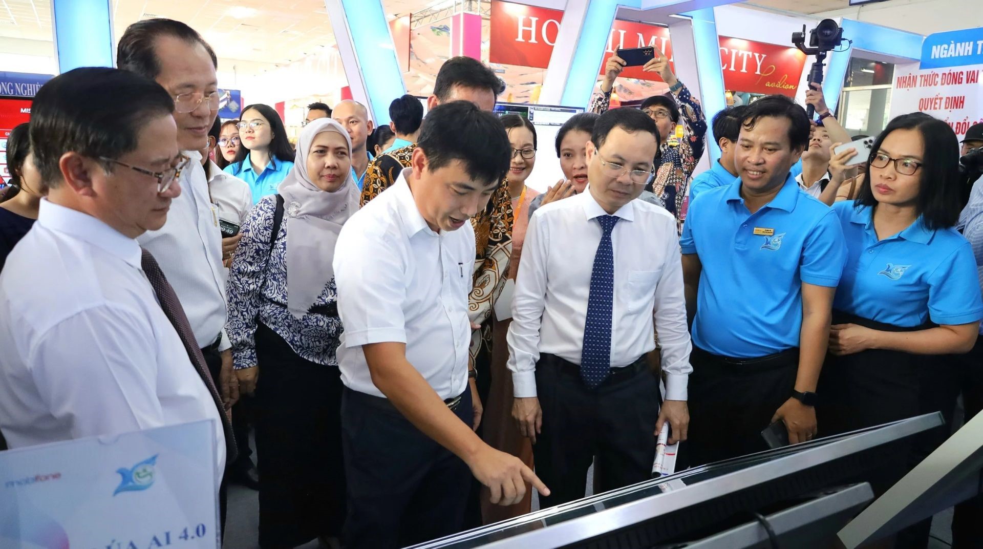 Mr. Nguyen Van Hieu - Alternate member of the Party Central Committee, Secretary of Can Tho City Party Committee, and Mr. Tran Viet Truong - Deputy Secretary of the City Party Committee, Chairman of the City People's Committee. Can Tho visit the exhibition area of the City Department of Science and Technology? Can Tho.