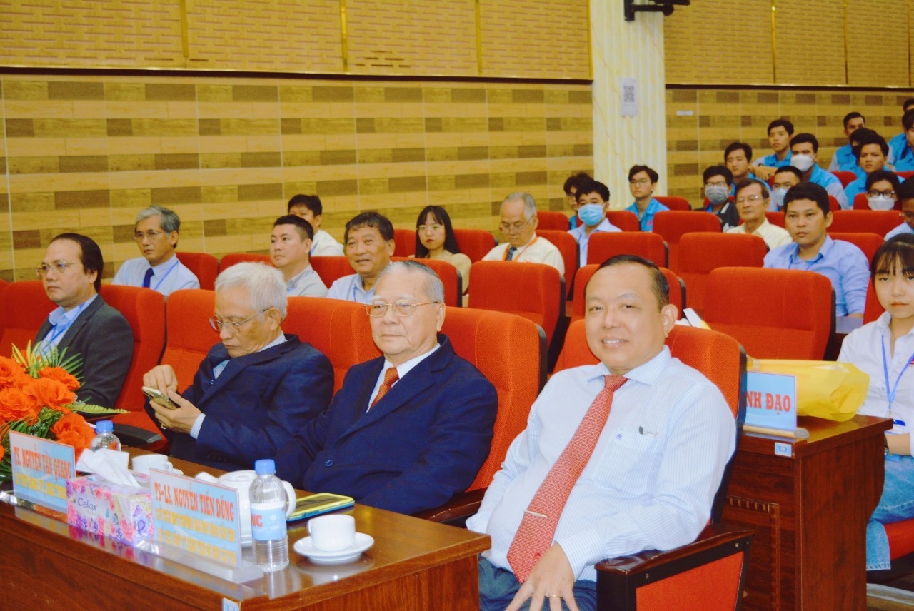 Dr. Lawyer Nguyen Tien Dung - Chairman of the DNC School Council attended the seminar. Bich Lien's photo