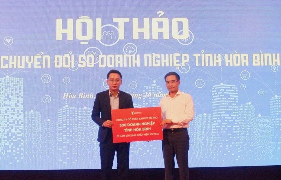 Businesses sponsor the Hoa Binh Department of Information and Communications leaders and provide incentives.