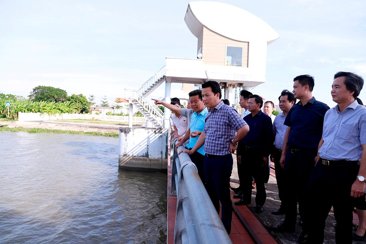 Bộ trưởng Đặng Quốc Khánh kiểm tra thực địa tại khu vực ô nhiễm của hệ thống thủy lợi Bắc Hưng Hải
