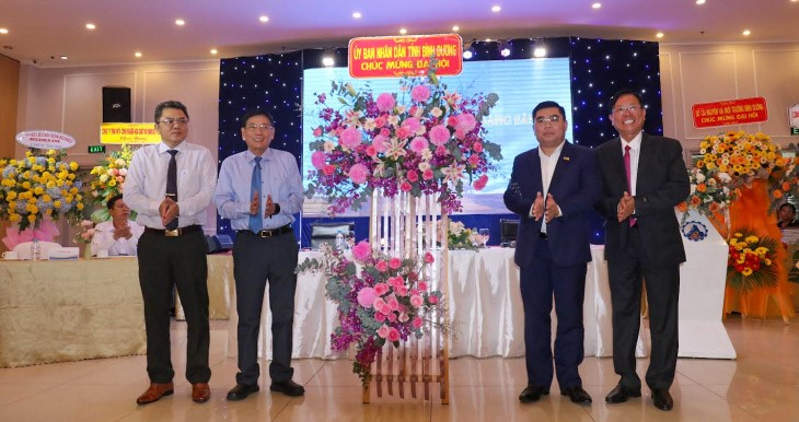 Binh Duong Provincial People's Committee presented flowers to congratulate the Congress.