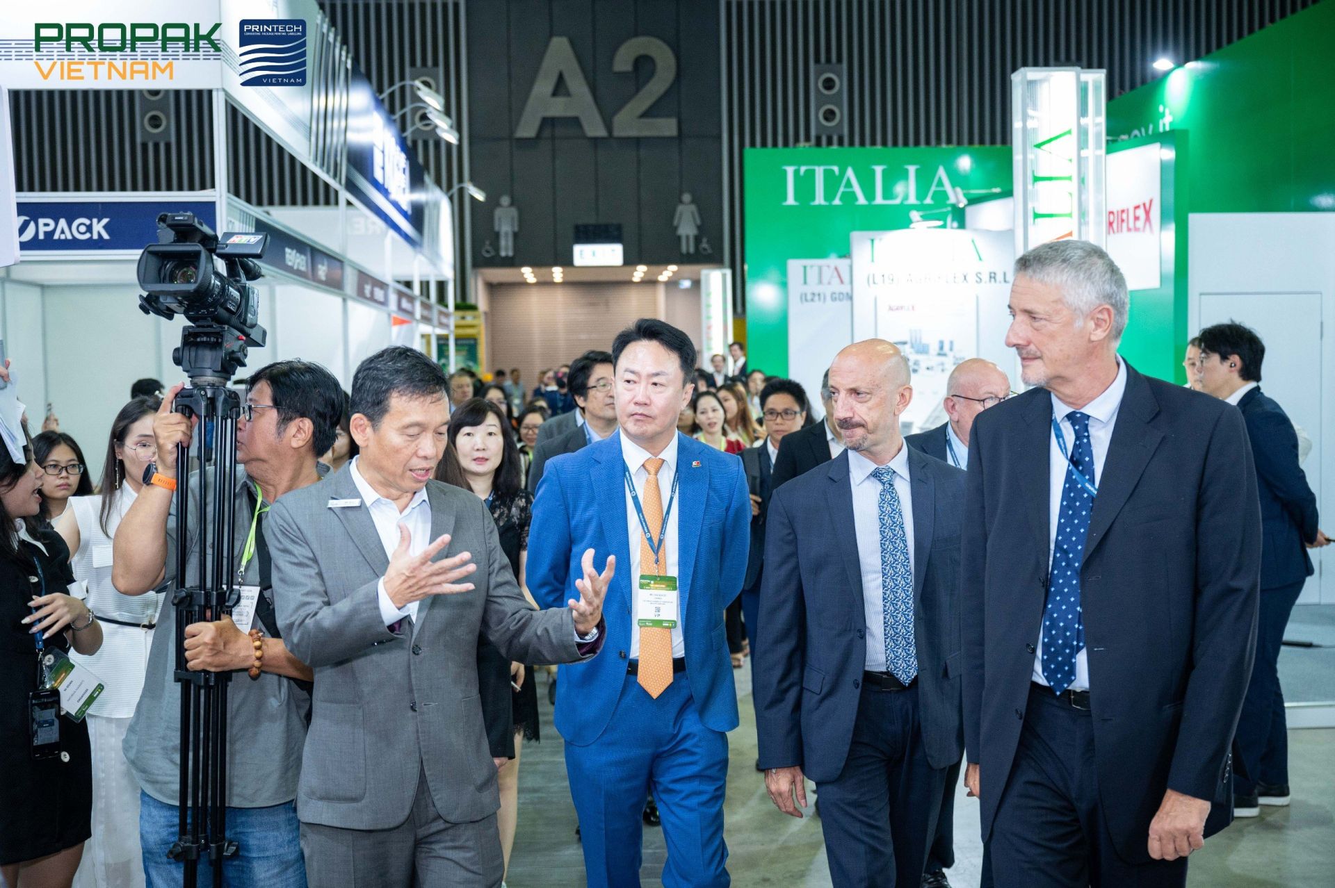 Tổng lãnh sự Italia (bìa trái)  và một số lãnh đạo, doanh nhân cùng tham quan triển lãm