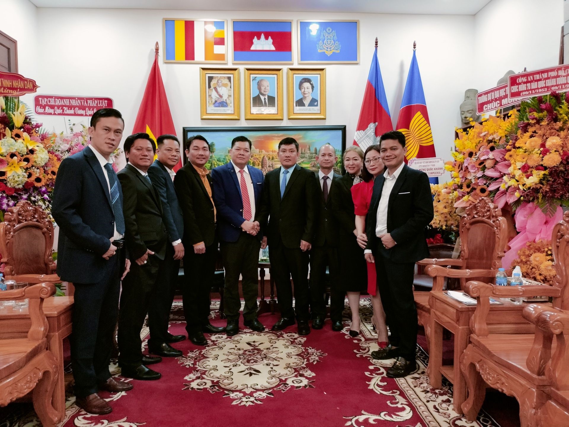 Business and Integration Magazine - Representative Office in City. HCM coordinated with Vietnam Television Technology Online Joint Stock Company -TVO and representatives of the Business delegation to visit and congratulate the Consulate General of Cambodia in Ho Chi Minh City.