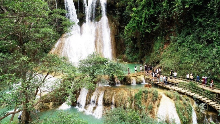 Dai Yem Waterfall, Moc Chau is an attractive tourist destination for tourists when coming to Moc Chau.