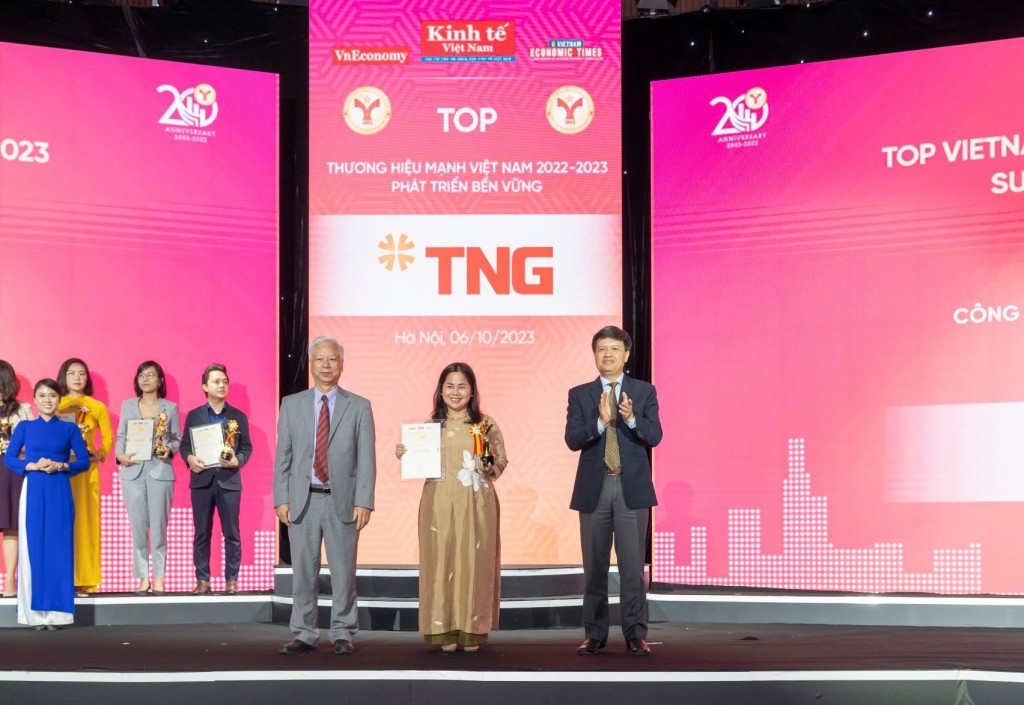 Đại diện TNG Holdings Vietnam nhận giải Thương hiệu mạnh 2022 - 2023 Đại diện TNG Holdings Vietnam nhận giải Thương hiệu mạnh 2022 - 2023