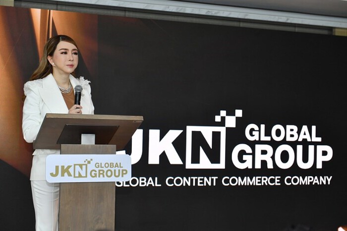 Tuy nhiên, sau một năm bước chân vào lĩnh vực kinh doanh sắc đẹp, mọi thứ không suôn sẻ với bà Anne.

Tỷ phú Anne Jakapong Jakrajutatip - người đứng đầu JKN Global. Ảnh: News