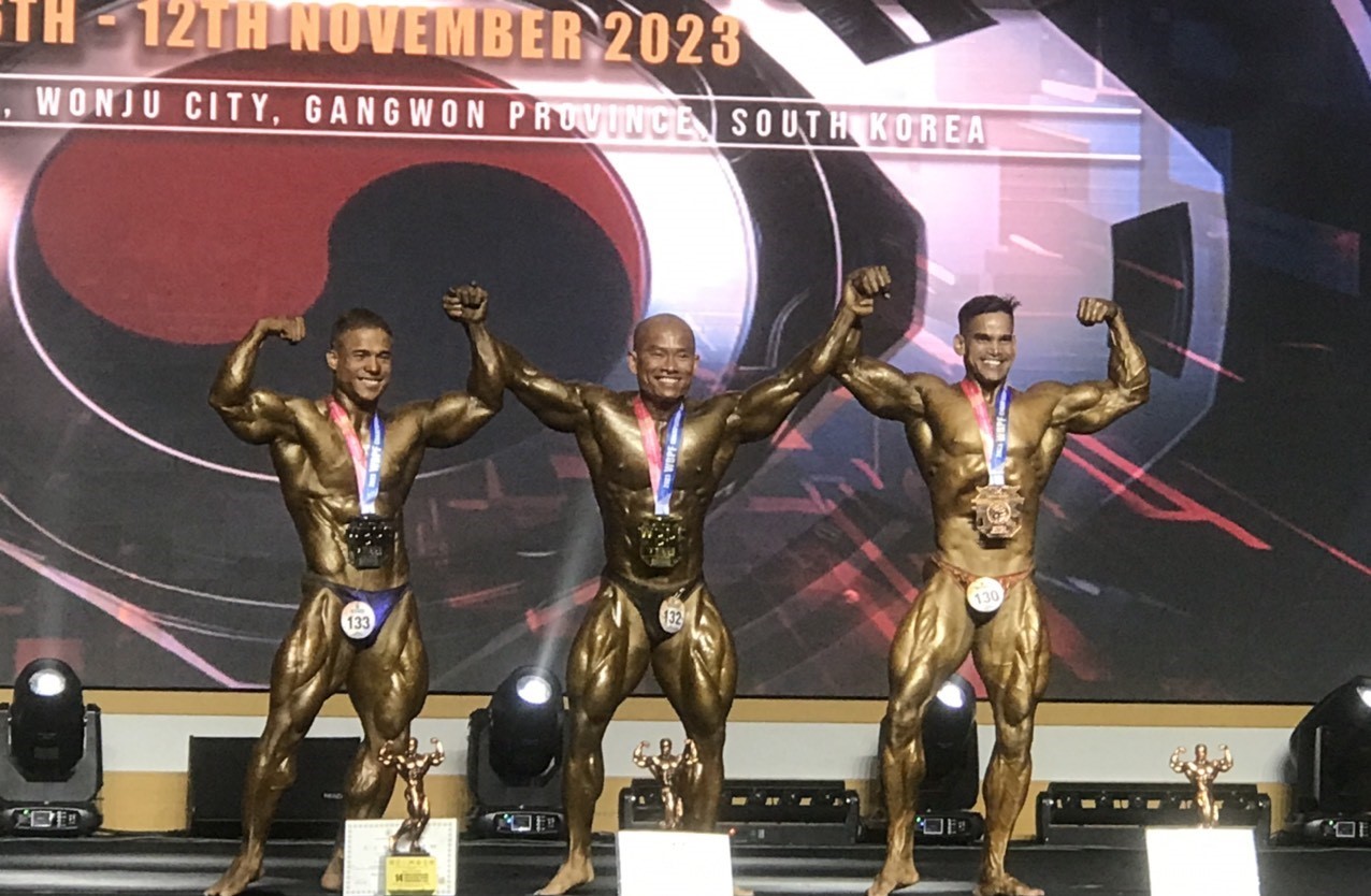 VĐV Hồ Huy Bình (giữa), nhà vô địch thế giới ở hạng cân 70kg nam
