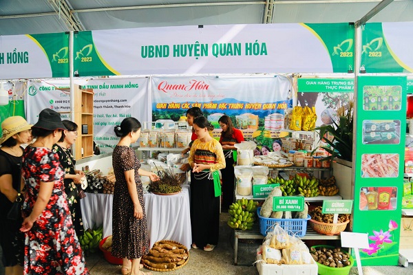 Gian hàng nhiều sản phẩm đặc sắc của huyện Quan Hoá