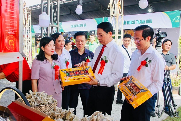 Các đại biểu đến thăm gian hàng của sản phẩm yến sào xứ Thanh