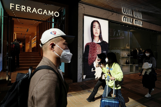 Người mua sắm đi ngang qua các cửa hàng sang trọng tại quận Tsim Sha Tsui, Hong Kong, Trung Quốc ngày 15/ 2. Ảnh: Reuters