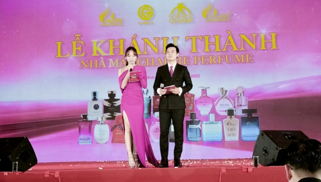 Miss Mai Phuong and MC Thien Vu.