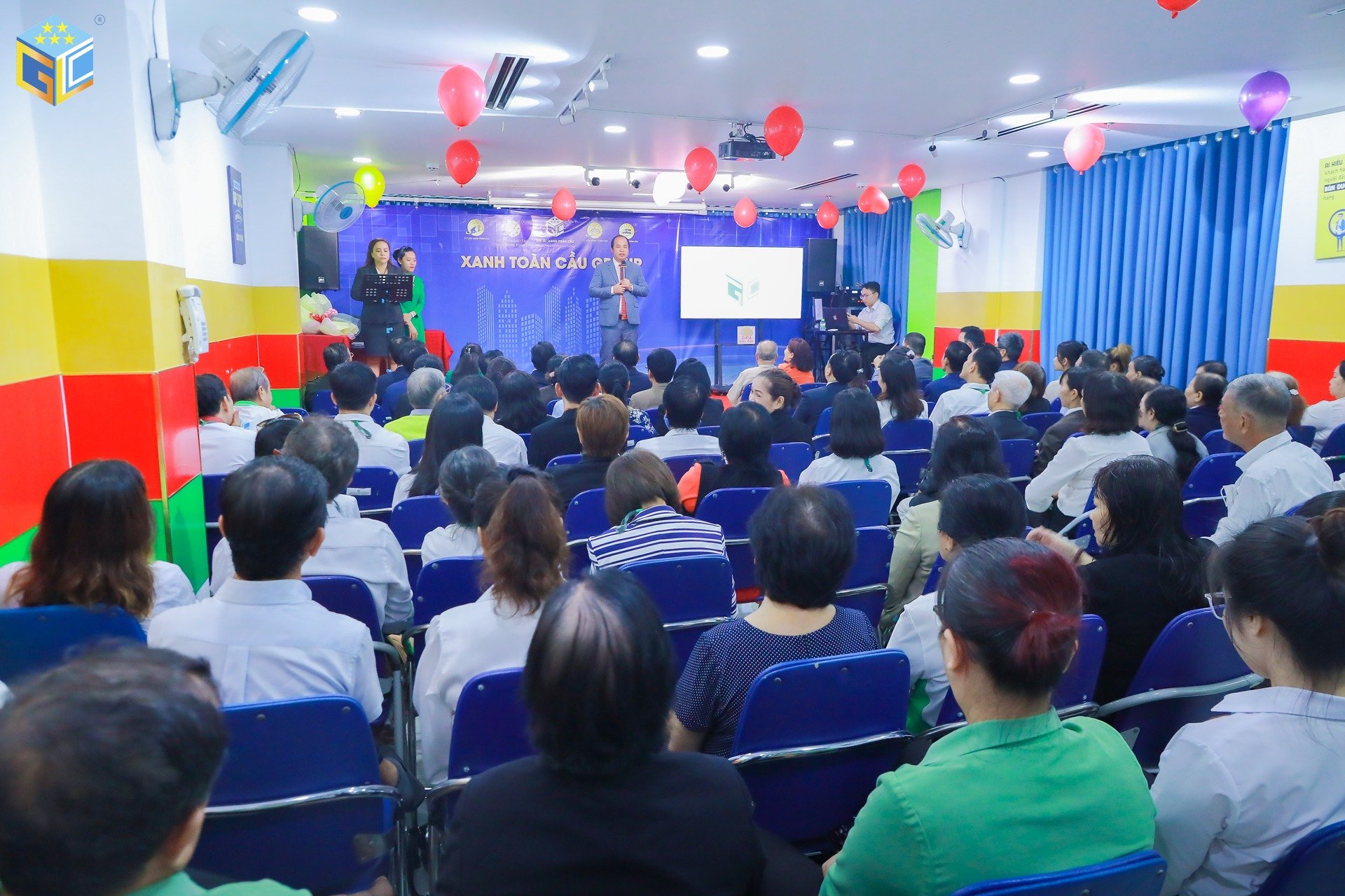 Ông  Ông Nguyễn Thanh Ngà – CT HĐQT Công ty địa ốc Xanh Toàn Cầu trong một buổi đào  tạo và chia sẻ chiến lược kinh doanh cho toàn thể nhân viên Cty