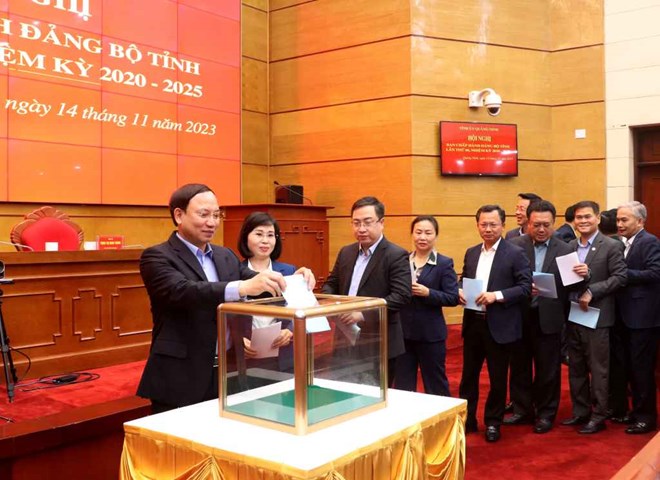 Các đại biểu bỏ phiếu nhất trí giới thiệu cán bộ nhằm kiện toàn nhân sự chủ chốt của tỉnh Quảng Ninh