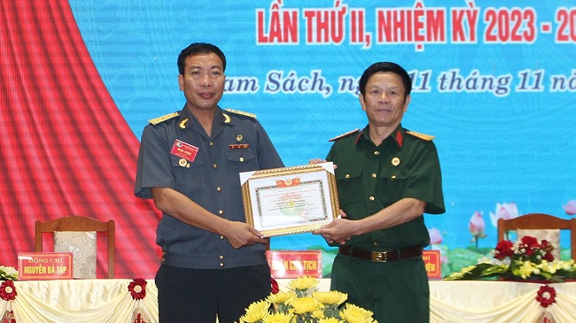 Lãnh đạo hội Cựu chiến binh tỉnh trao giấy chứng nhận đạt danh hiệu sản xuất, kinh giỏi năm 2022 của Trung ương Hội Cựu chiến binh Việt Nam cho hội viên Nguyễn Tiến Đương (ở xã Nam Tân)