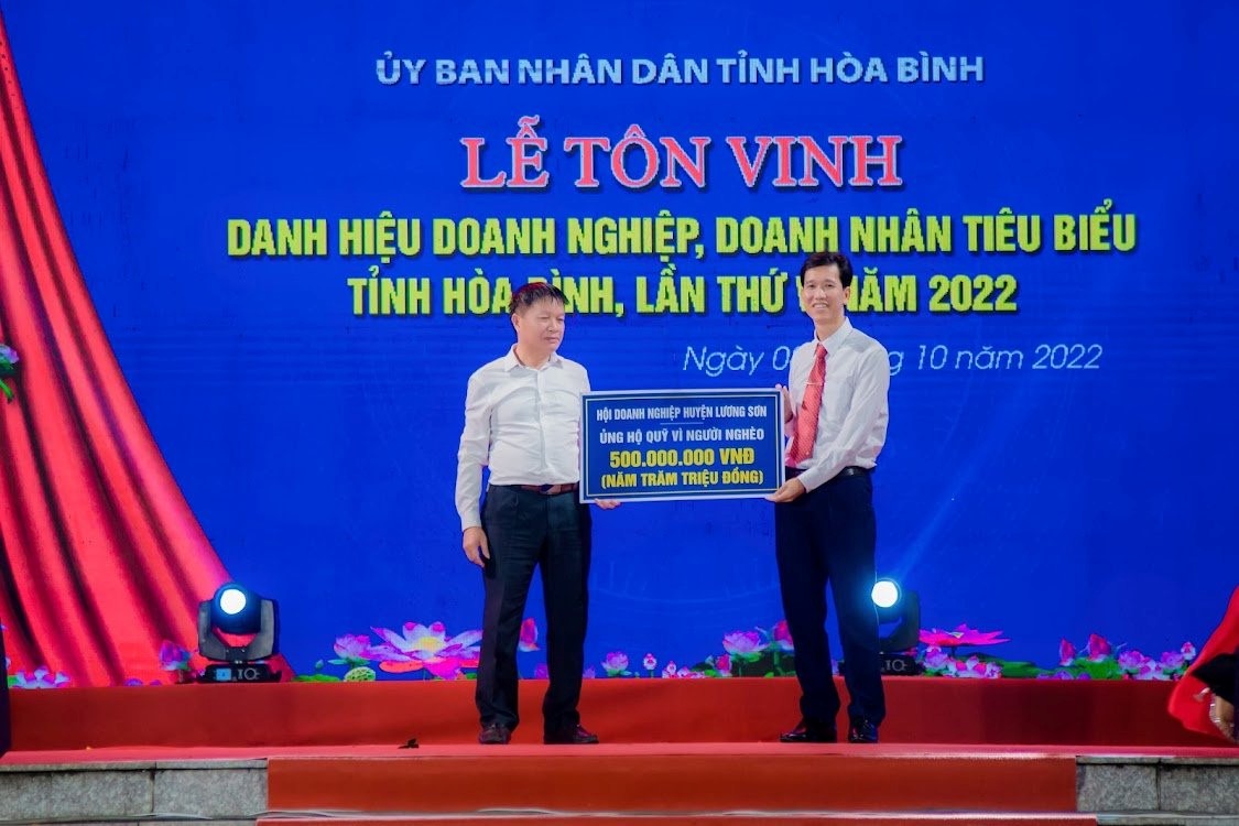 Luong Son District Business Association awarded 500 million VND to support the 
