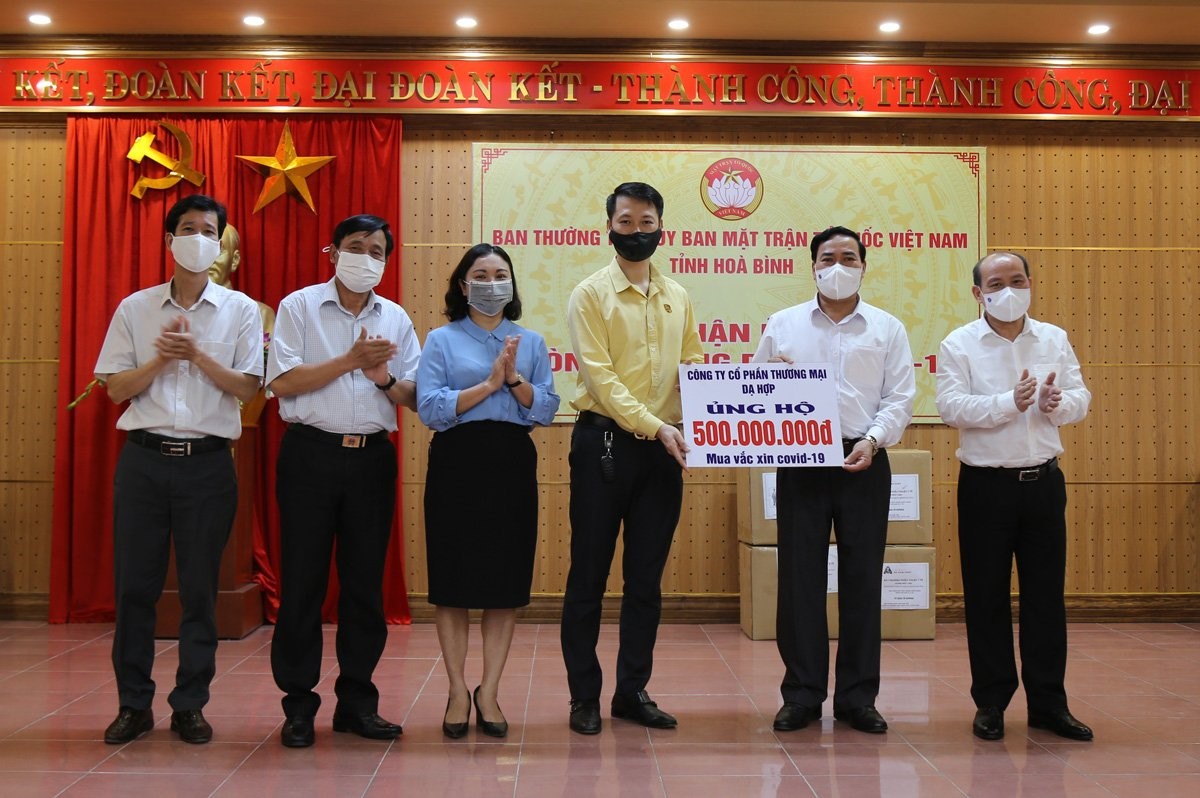 Da Hop Trading Joint Stock Company awarded 500 million VND to support the COVID-19 Prevention Fund of Hoa Binh province.
