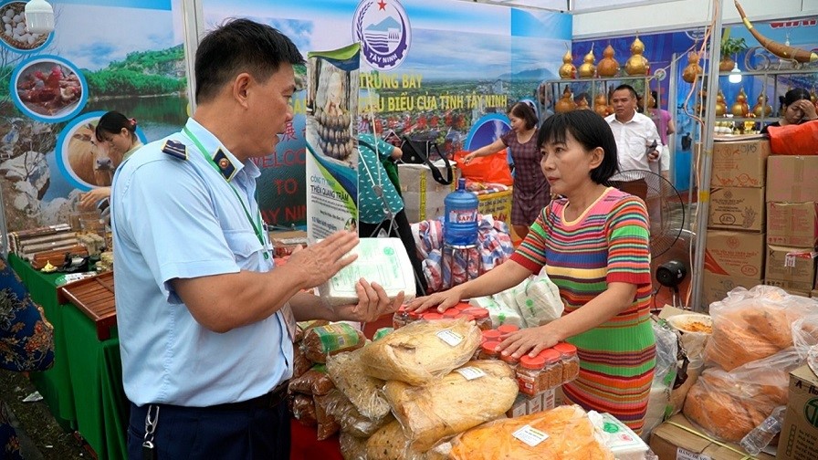 The inspection team conducted propaganda and reminded units participating in the fair to ensure administrative and legal procedures (photo from the Food Safety Department).