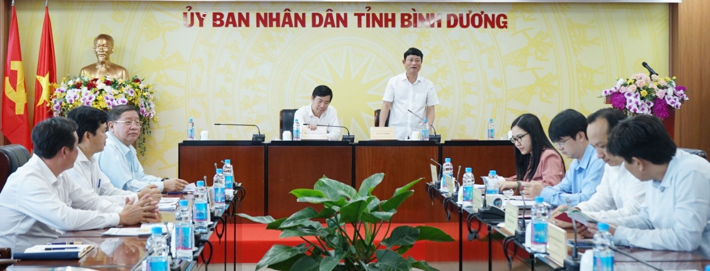 Mr. Vo Van Minh, Deputy Secretary of the Provincial Party Committee, Chairman of Binh Duong Provincial People's Committee at the working session.