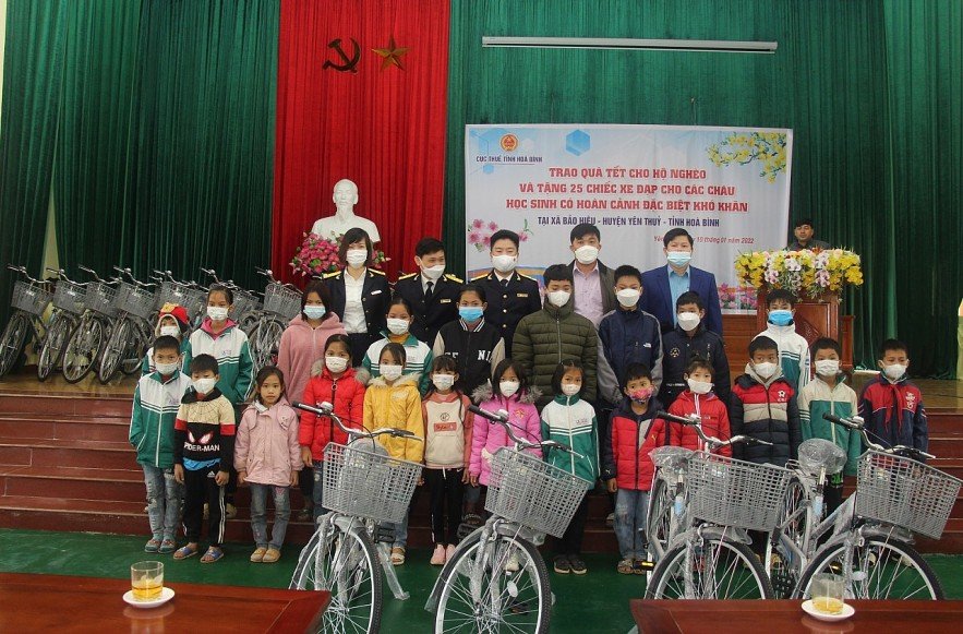 Ảnh minh họa: Cục Thuế tỉnh Hòa Bình trao tặng xe đạp cho học sinh nghèo vượt khó.