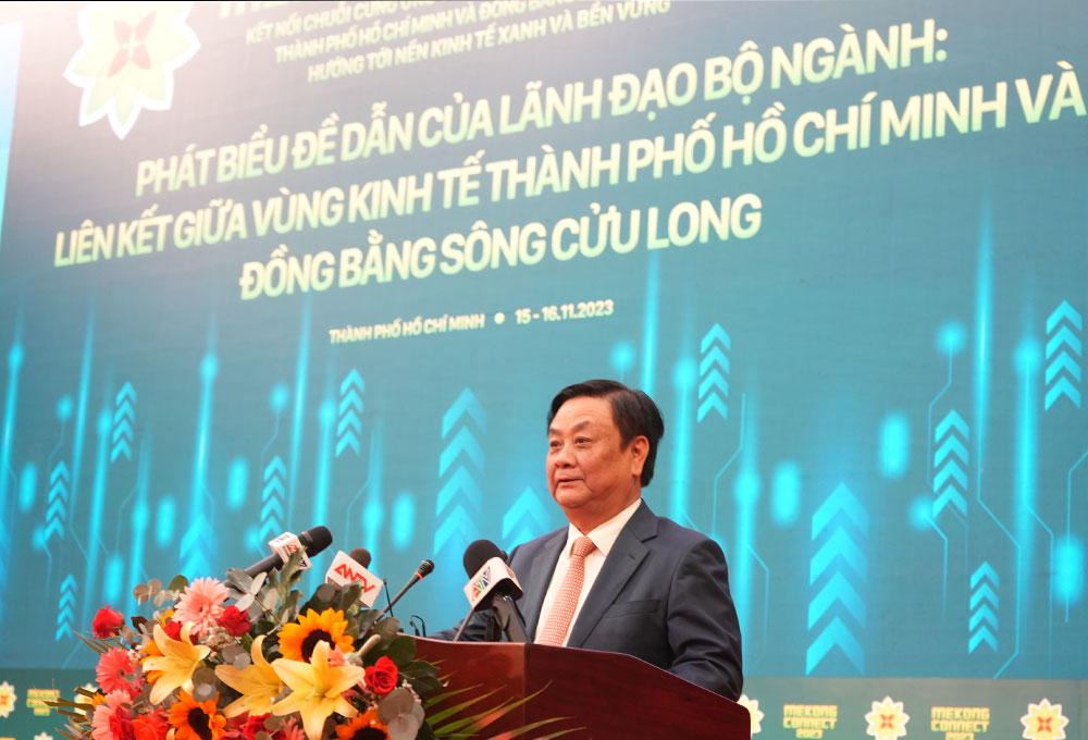 Bộ trưởng Bộ Nông nghiệp và Phát triển nông thôn Lê Minh Hoan chia sẻ câu chuyện khởi nghiệp xanh. (Ảnh: Huyền Trang)