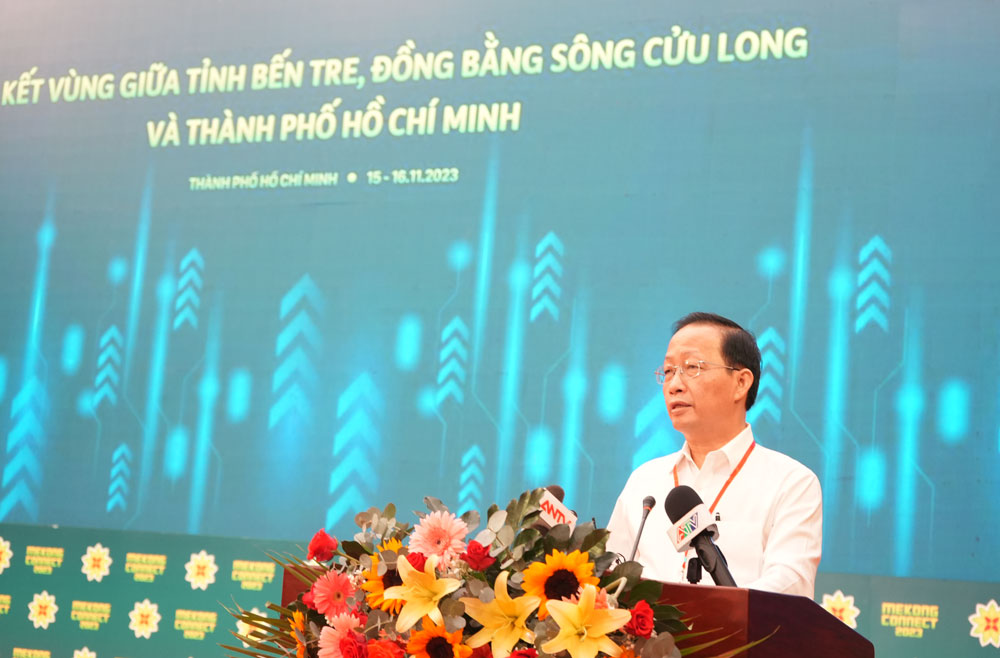 Ông Nguyễn Trúc Sơn - Phó Chủ tịch Thường trực UBND tỉnh Bến Tre trình bày tham luận “Liên kết vùng giữa tỉnh Bến Tre, ĐBSCL và TPHCM”. (Ảnh: Huyền Trang)