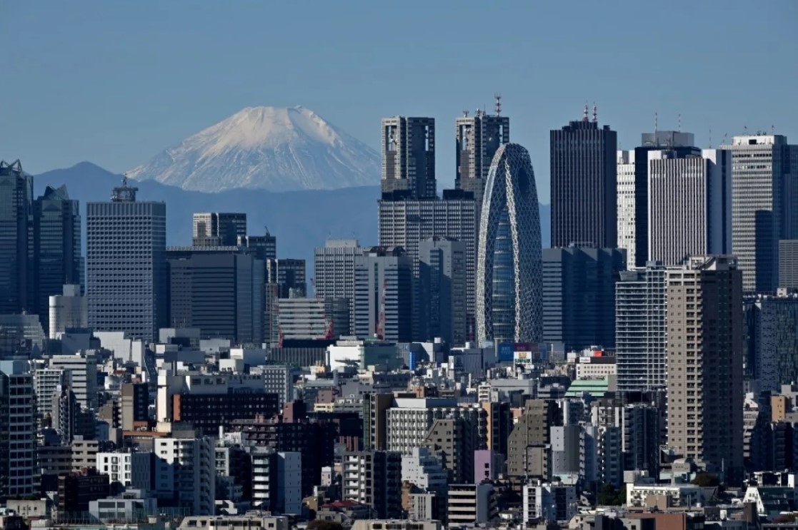 gọn núi cao nhất Nhật Bản, Núi Phú Sĩ ở hậu cảnh giữa các tòa nhà chọc trời ở khu vực Shinjuku của Tokyo. –AFP