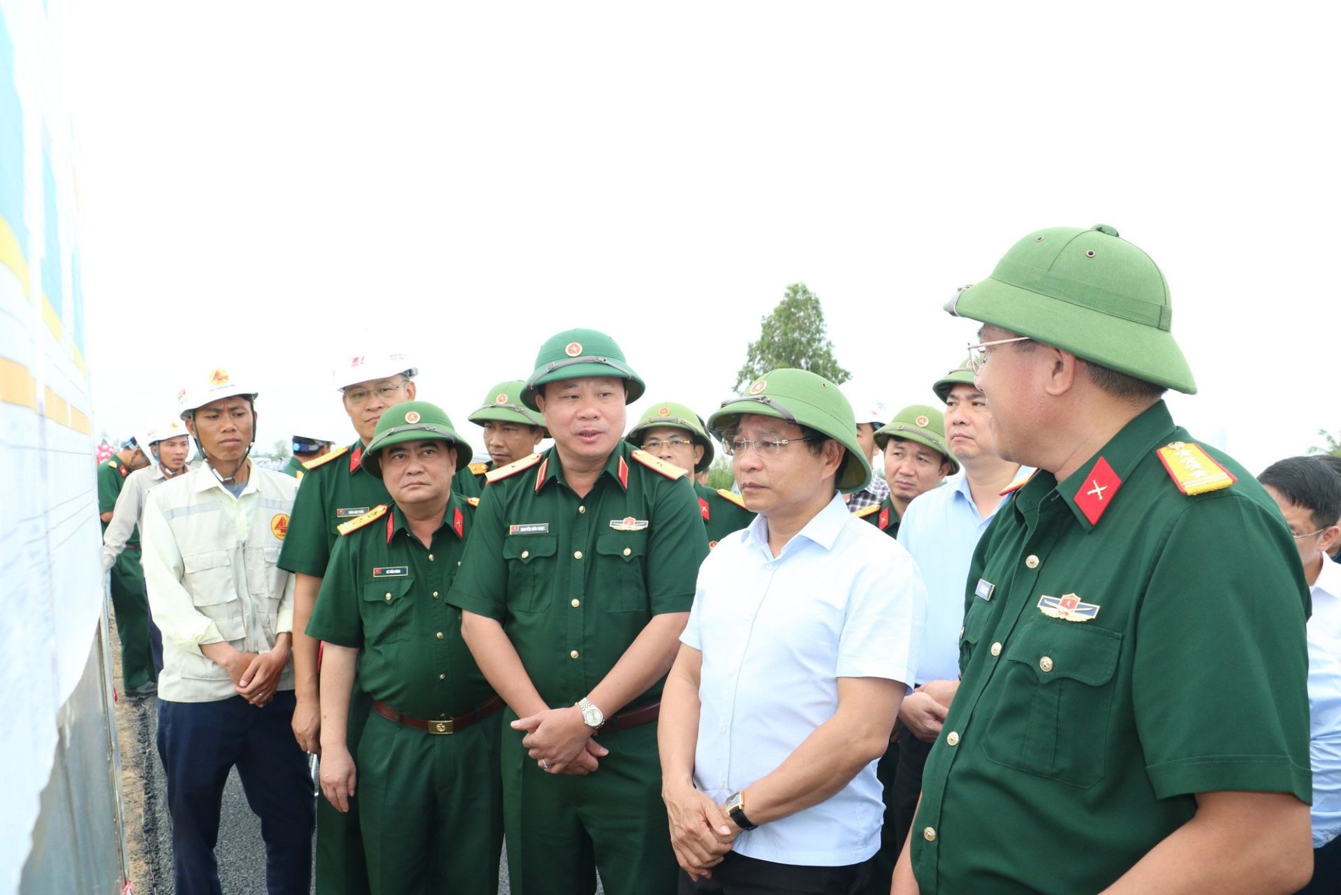 Bộ trưởng Nguyễn Văn Thắng thị sát hiện trường thi công và nghe các đơn vị liên quan báo cáo tiến độ dự án cao tốc Mỹ Thuận - Cần Thơ.