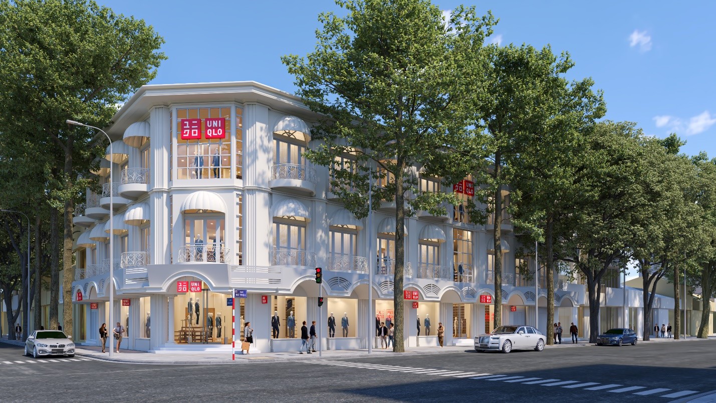 The newly opened Uniqlo store is located in a prime location overlooking Hoan Kiem Lake (Hanoi), renovated from an ancient building.