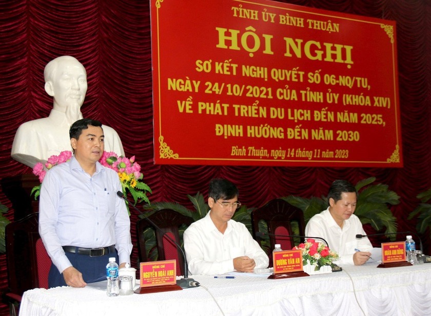 Mr. Duong Van An - Member of the Party Central Committee, Secretary of the Provincial Party Committee; Mr. Nguyen Hoai Anh, Chairman of the Provincial People's Council; Mr. Doan Anh Dung - Chairman of Binh Thuan Provincial People's Committee co-chaired the conference.