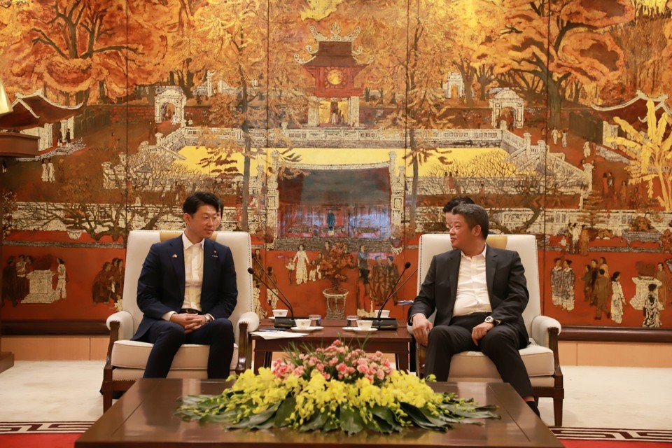 Vice Chairman of the Hanoi People's Committee, Nguyen Manh Quyen had a meeting with the Mayor of Asahikawa City (Japan). KTĐT photo