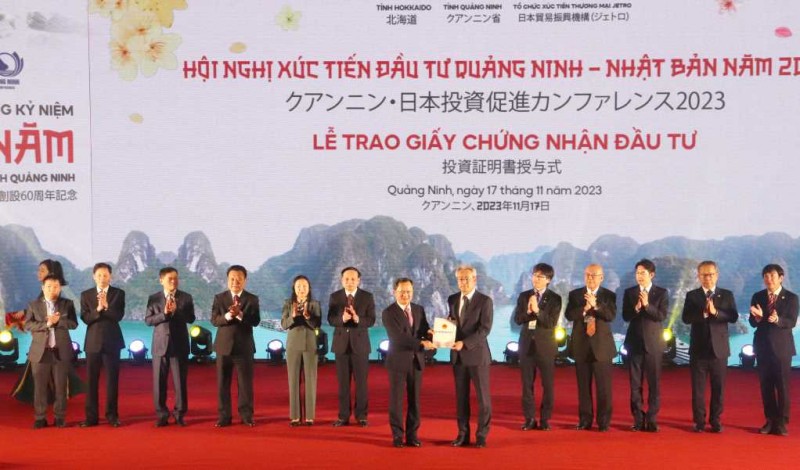 Lãnh đạo tỉnh Quảng Ninh trao giấy chứng nhận đầu tư cho các doanh nghiệp Nhật Bản