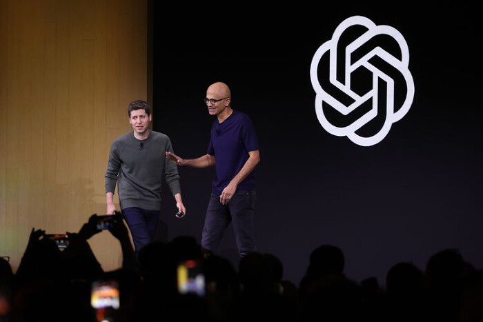 Sam Altman (phải) và CEO Microsoft Satya Nadella