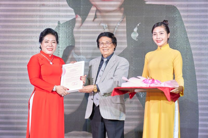 Bà Hồ Thị Kim Lương được chính thức được bổ nhiệm chức danh Viện trưởng Viện nghiên cứu phát triển công nghệ ngành làm đẹp Quốc tế