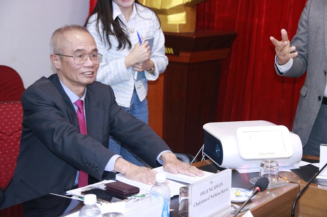 Giáo sư Hoàng Trọng Quang – Chủ tịch Hội miễn dịch ung thư Việt Nam trải nghiệm sản phẩm mới