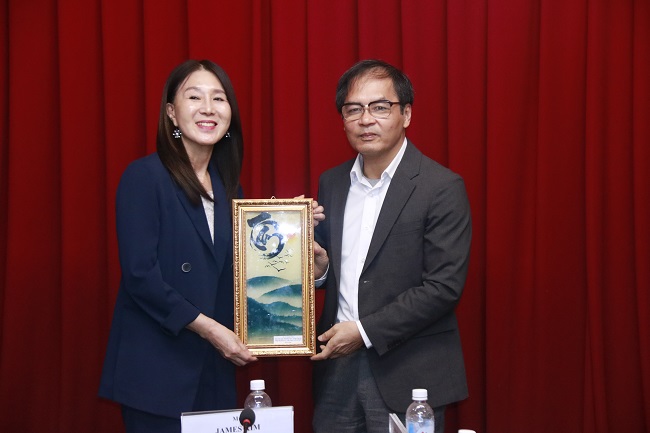 TS Tô Hoài Nam – Phó Chủ tịch Thường trực VINASME trao tặng quà cho bà Eun Hee Kim – Tổng Giám đốc công ty Noblesse Korea đại diện cho Đoàn doanh nghiệp Hà Quốc