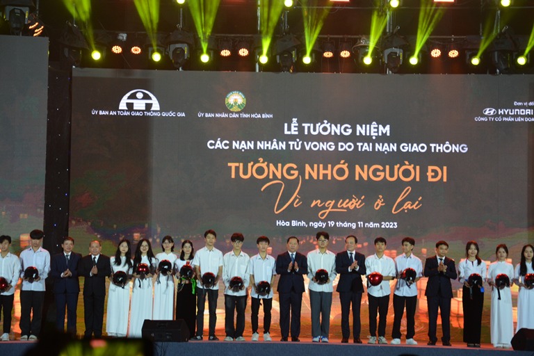 Ảnh minh họaPhó Thủ tướng Trần Lưu Quang và các đại biểu trao 600 mũ bảo hiểm cho học sinh tỉnh Hòa Bình.