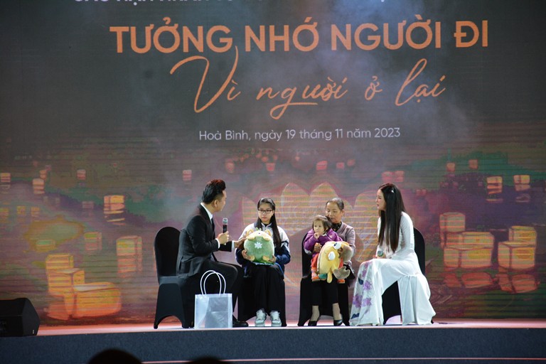 Ảnh minh họaTại lễ tưởng niệm, Ban tổ chức đã thăm hỏi, tặng quà cháu Nguyễn Bảo Ngọc, phường Hữu Nghị TP Hòa Bình con của nạn nhân tử vong do TNGT