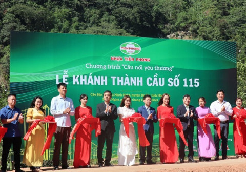 Tien Phong Plastic Joint Stock Company: "Love Bridge" construction in Moc village, Nanh Nghe commune; investment over 1.7 billion VND