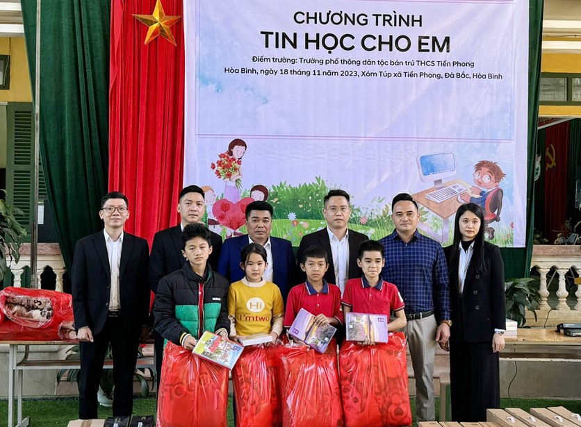 Chương trình dành tặng 42 phần quà cho các em học sinh. Chương trình dành tặng 42 phần quà cho các em học sinh.
