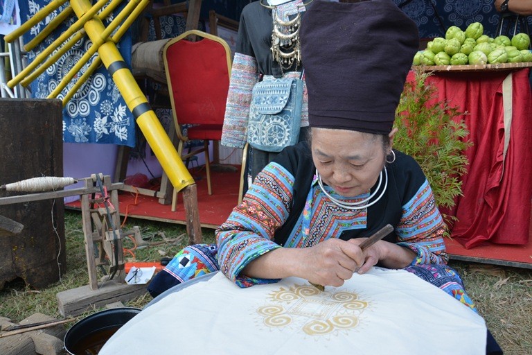 Artists of Cha Day and Pa Co community tourism villages demonstrate beeswax painting on fabric.