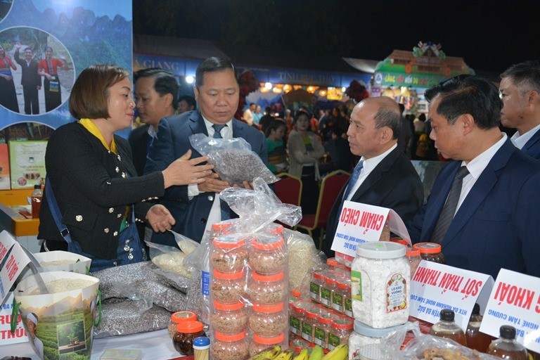 Delegates attending the Festival visited the booth displaying OCOP products of Tam Cuong Cooperative, Da Bac, Hoa Binh.