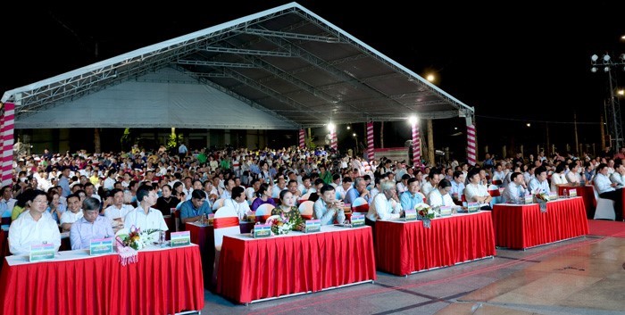 Delegates attending the opening ceremony of the festival included Assembly Halls and a large number of people in the province.