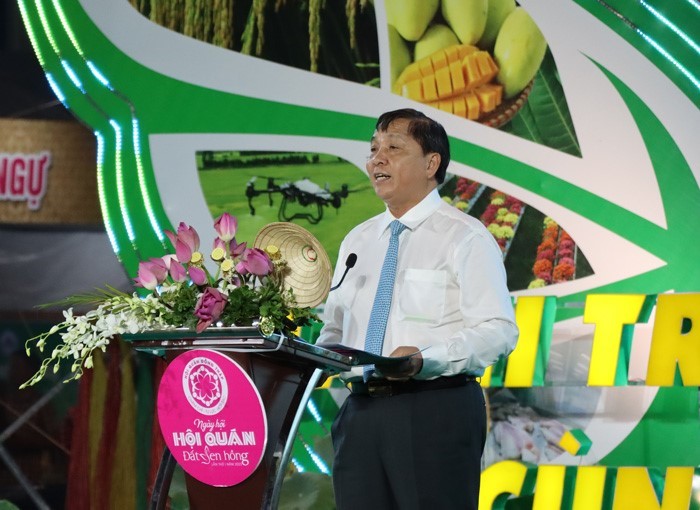 Mr. Le Thanh Cong gave the opening speech of the Pink Lotus Land Association Festival.