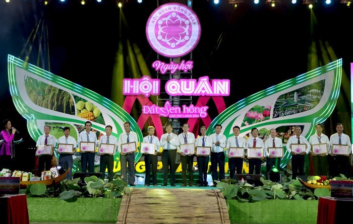 Central leaders, leaders of Dong Thap and Kon Tum provinces, and representatives of the Dong Thap Provincial Assembly Hall jointly performed the opening ceremony of the Festival.