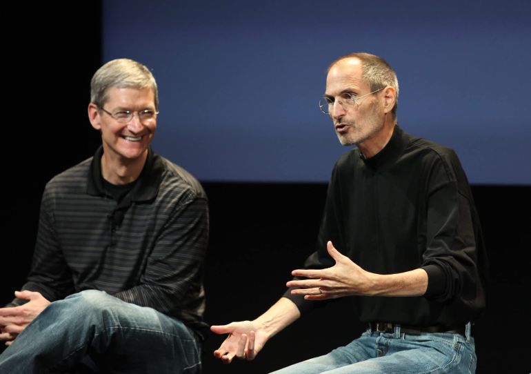 Tim Cook (trái) và Steve Jobs