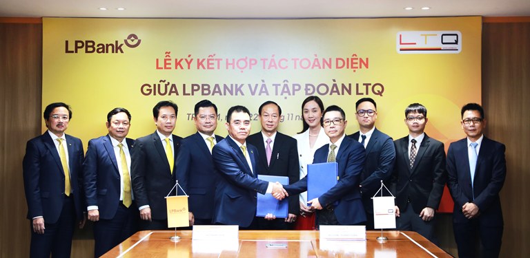 Ảnh minh họaÔng Hồ Nam Tiến - Phó Chủ tịch Hội đồng Quản trị - Tổng Giám đốc LPBank (trái) và ông Nguyễn Thanh Tuấn – Tổng Giám đốc Tập đoàn LTQ (phải) thực hiện nghi thức ký kết hợp tác với sự chứng kiến của đại diện 2 đơn vị