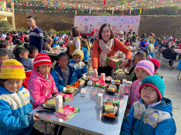 Những em bé Pa Cheo đón Têt sớm 2023 với món quà từ các nhà tài trợ